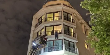 Otelin demir korkuluklarına bağladığı iple intihar etti