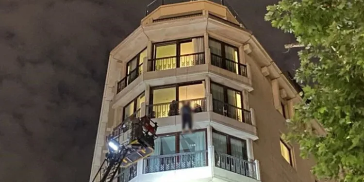 Otelin demir korkuluklarına bağladığı iple intihar etti