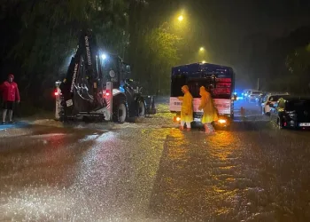 Sağanak su baskınlarına neden oldu