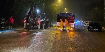 Sağanak su baskınlarına neden oldu