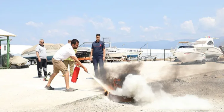 Burhaniye marinada yangın tatbikatı