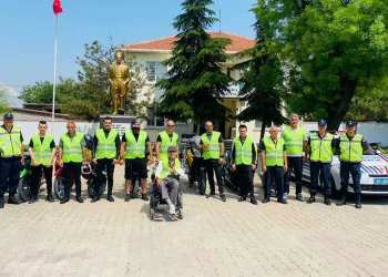 Jandarma, motosiklet sürücülerine reflektif yelek dağıttı
