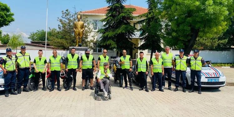 Jandarma, motosiklet sürücülerine reflektif yelek dağıttı
