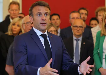 Macron’dan saldırıya uğrayan çocuklara ziyaret