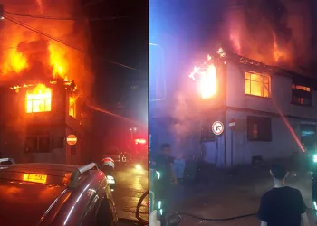 Bursa’da 2 katlı ahşap ev alev alev yandı