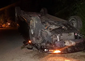 Ters dönen otomobilin sürücüsü yaralandı