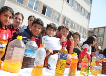 Duyarlı öğrenciler körfezin kirlenmesini önlüyor
