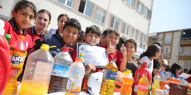 Duyarlı öğrenciler körfezin kirlenmesini önlüyor