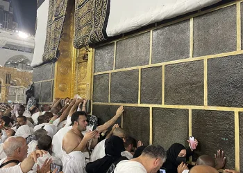 Beytullah’a dokunarak hayallerini gerçekleştiriyorlar