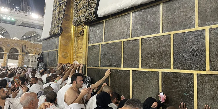 Beytullah’a dokunarak hayallerini gerçekleştiriyorlar