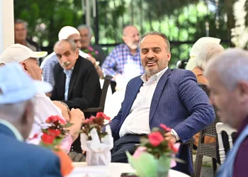 Bursa huzurevinde bayram neşesi