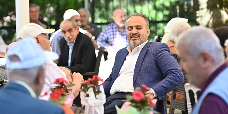 Bursa huzurevinde bayram neşesi