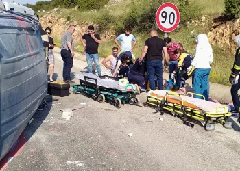 Devrilen minibüste 3 kişi yaralandı
