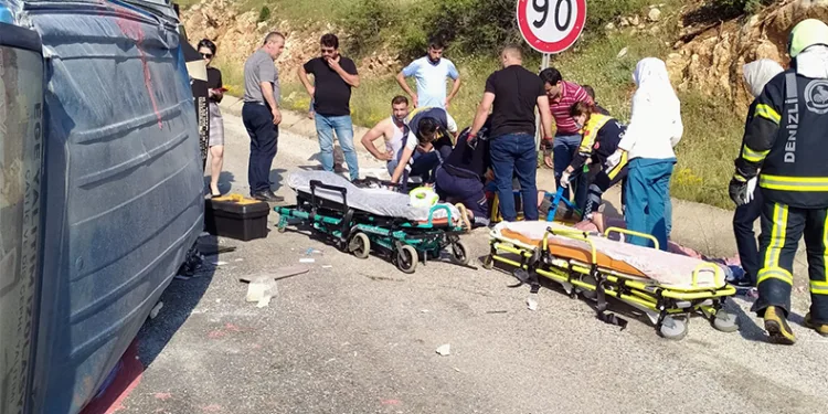 Devrilen minibüste 3 kişi yaralandı