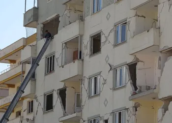 Canlarını hiçe sayıp eşya taşıyorlar