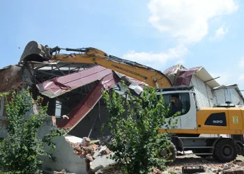 Meyve bahçesindeki kaçak işyeri yıkıldı