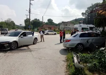 İki otomobil çarpıştı: 3 yaralı