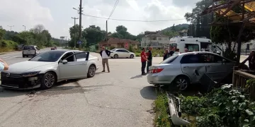 İki otomobil çarpıştı: 3 yaralı