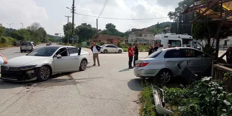 İki otomobil çarpıştı: 3 yaralı