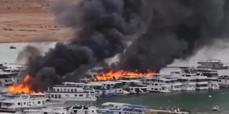 ABD’de marinadaki tekneler yandı