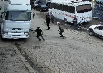 Park halindeyken harekete geçen tır dehşet saçtı