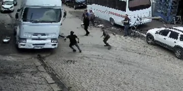 Park halindeyken harekete geçen tır dehşet saçtı