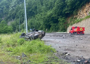 Yoldan çıkan otomobil taklalar attı