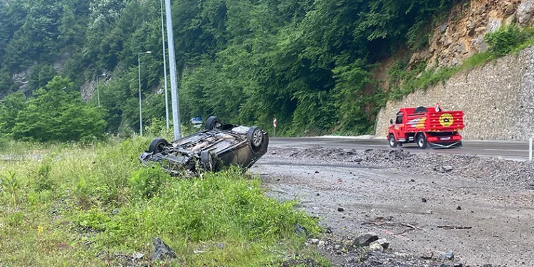Yoldan çıkan otomobil taklalar attı