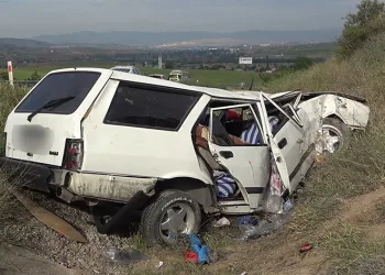 Takla atan otomobil hurdaya döndü