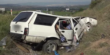 Takla atan otomobil hurdaya döndü
