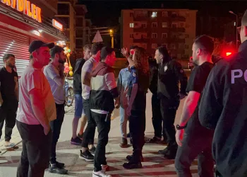 Kavgayı ayırmaya giden polisler yaralandı