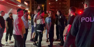 Kavgayı ayırmaya giden polisler yaralandı
