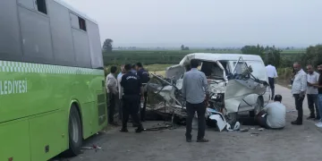 Belediye otobüsü ile panelvan araç çarpıştı