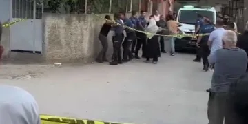 Önce eşini yaraladı ardından kendi kafasına sıktı
