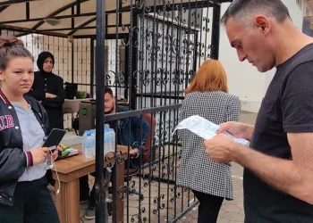 Kimlik yerine ehliyetle sınava gelince içeri giremedi