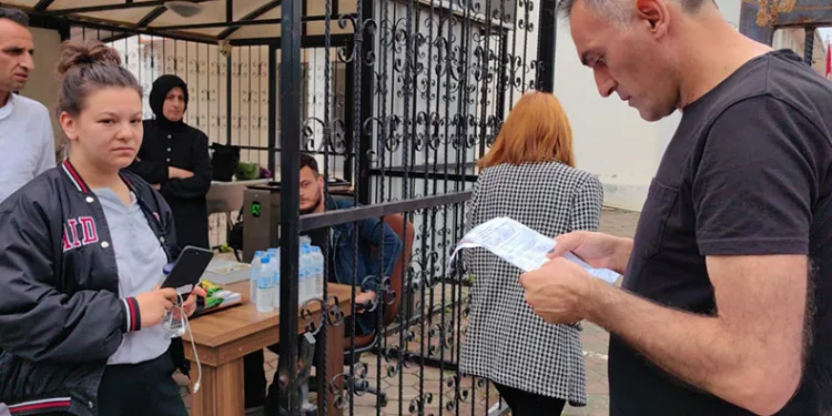 Kimlik yerine ehliyetle sınava gelince içeri giremedi