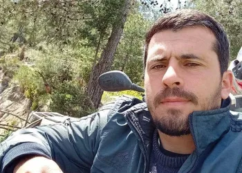 Motosikleti ile araca çarptı, canından oldu