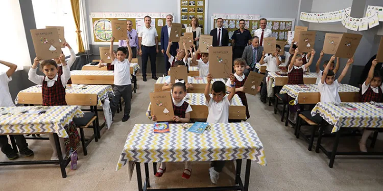 Protokol öğrencilerin heyecanına ortak oldu