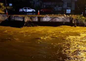 Dere taştı, mahalleler sular altında kaldı