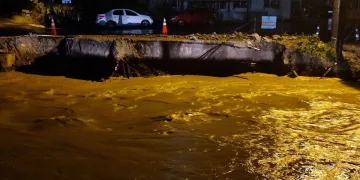Dere taştı, mahalleler sular altında kaldı