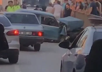 Kamyonet ile motosiklet çarpıştı, yaralılar var