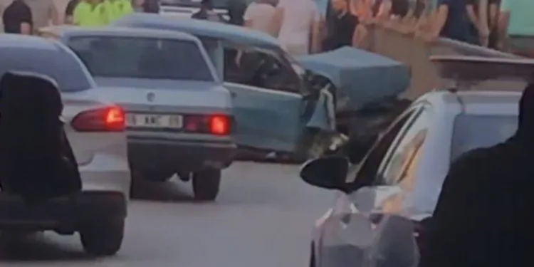 Kamyonet ile motosiklet çarpıştı, yaralılar var