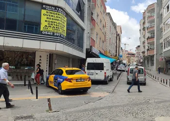 Kapısı açık minibüsten düşen 3 kadın yaralandı
