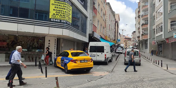 Kapısı açık minibüsten düşen 3 kadın yaralandı
