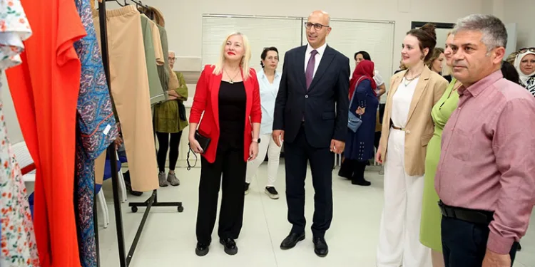 Olgun gençler el emeği eserlerini sergiledi
