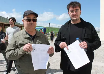 62 yaşındaki baba 19 yaşındaki oğluyla birlikte sınava girdi