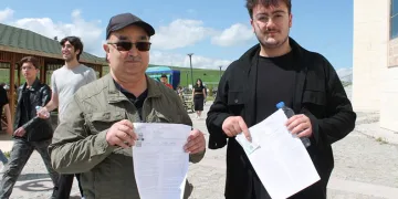 62 yaşındaki baba 19 yaşındaki oğluyla birlikte sınava girdi