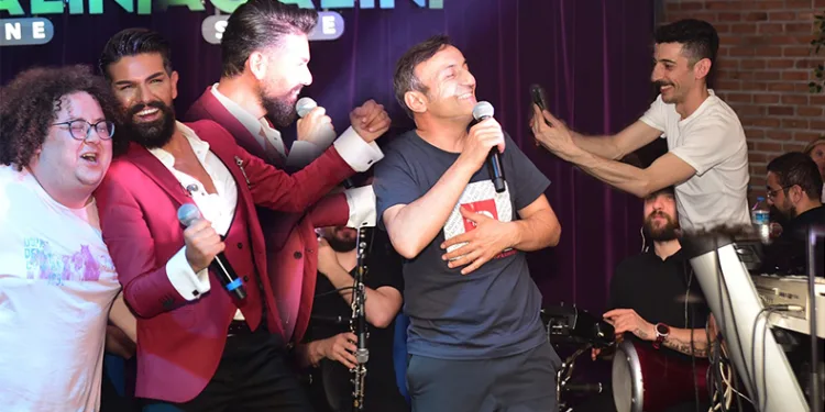 Ünlü oyuncular Mehmet Çevik’in şarkılarıyla eğlendi