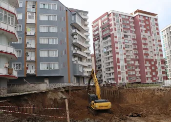 Toprak kayması, binanın tahliyesine neden oldu