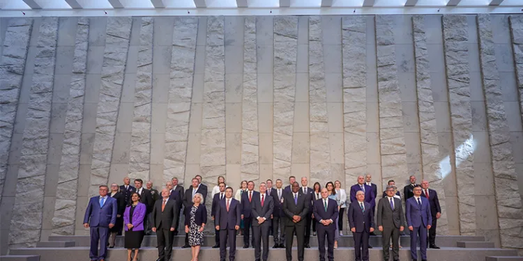NATO’da aile fotoğrafı çekimi